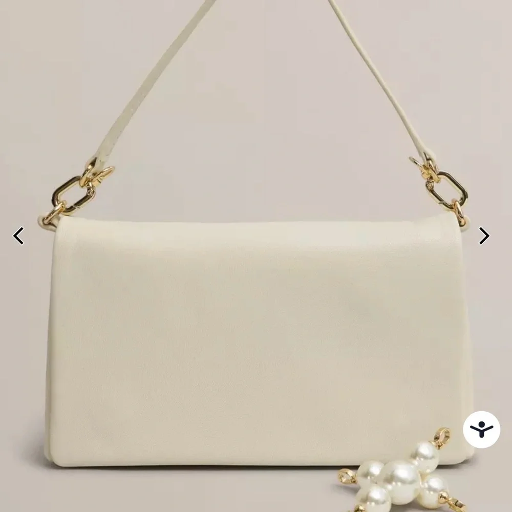 Jas Pearl Clutch with Pearl detail - Picture 3 of 10